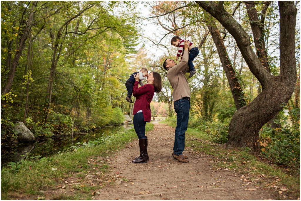parents-throwing-kids-in-air-massachusetts-family-portraits
