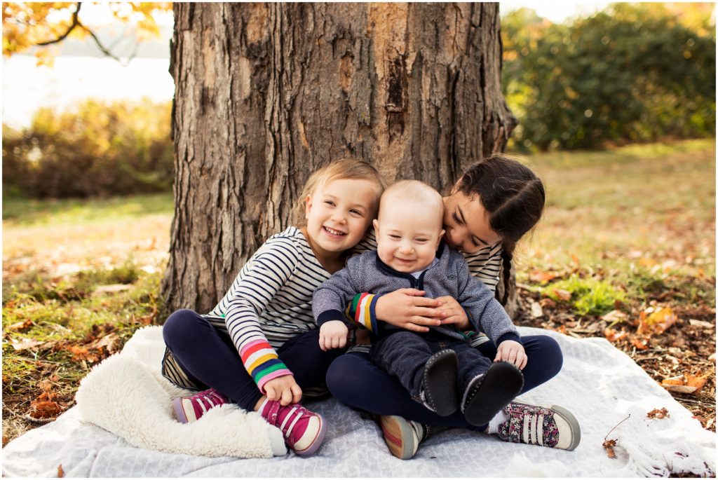 siblings-sitting-under-tree-wellesley-family-photographer