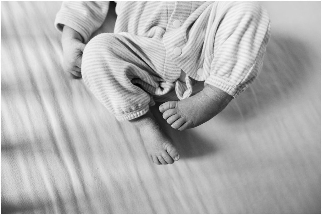 newborn-feet-black-and-white