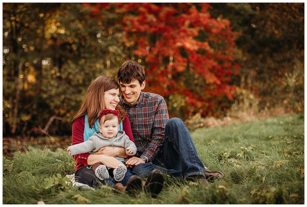 family-photo-session-outdoors-with-red-foliage
