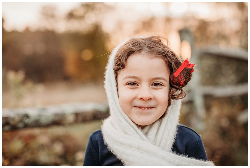 niña con bufanda blanca en la cabeza, boston, fotografía familiar