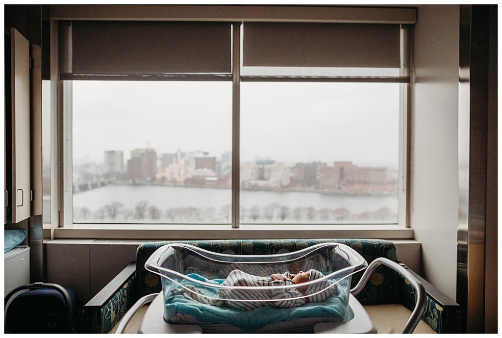 leżenie dziecka w szpitalnym łóżeczku z widokiem na panoramę Bostonu
