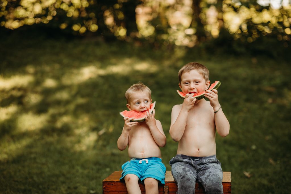 jungen essen wassermelone während canon Objektiv test