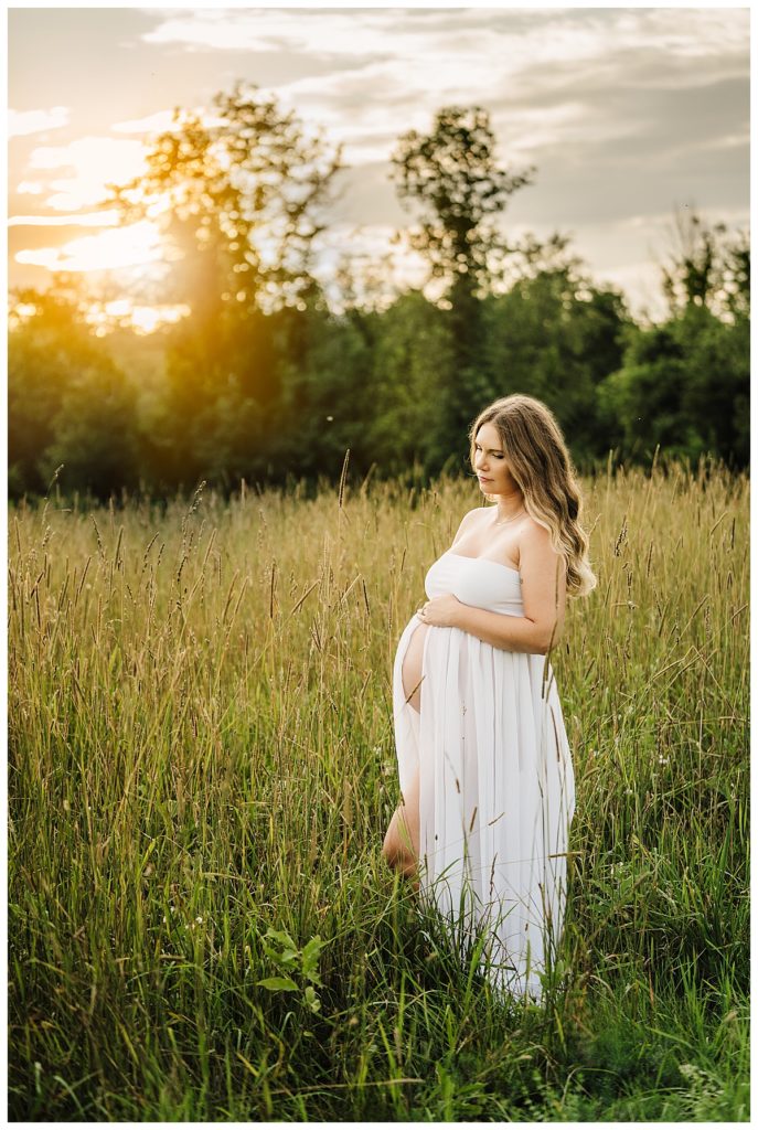 35 Maternity Poses Every Mom-To-Be Needs At Photoshoot  Maternity  photography poses, Maternity photoshoot poses, Pregnancy photoshoot